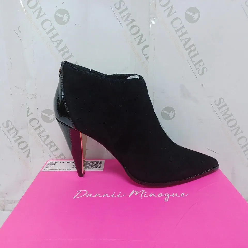 BOXED PAIR OF DANNII MINOGUE UPTOWN BOOTS IN BLACK SUEDE SIZE 7
