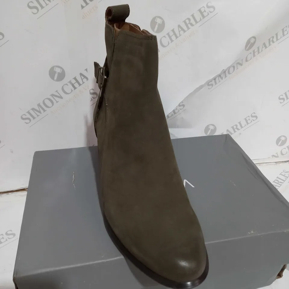 BOXED PAIR OF VIONIC SIENNA ANKLE BOOTS IN OLIVE SIZE 7
