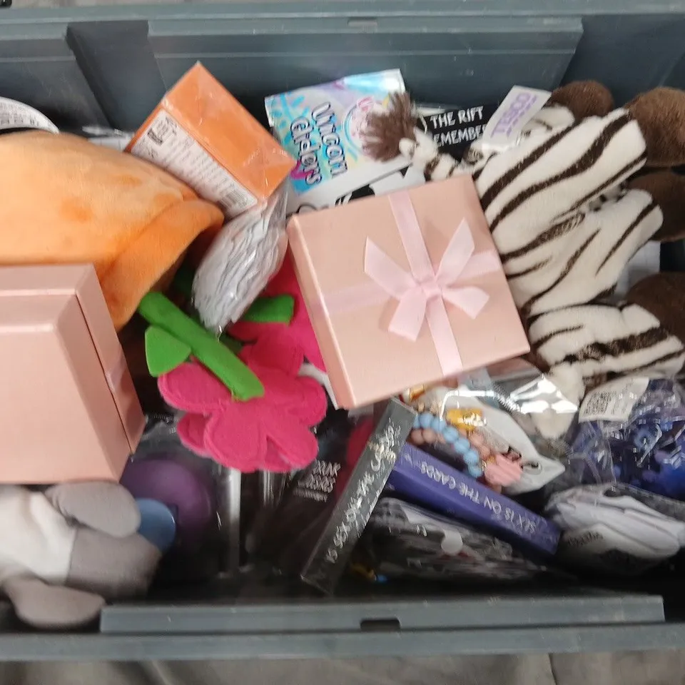 APPROXIMATELY 15 ASSORTED TOYS & GAMES TO INCLUDE MODELLING CLAY, TAROT CARDS, EVA FOAM MAKER, ETC