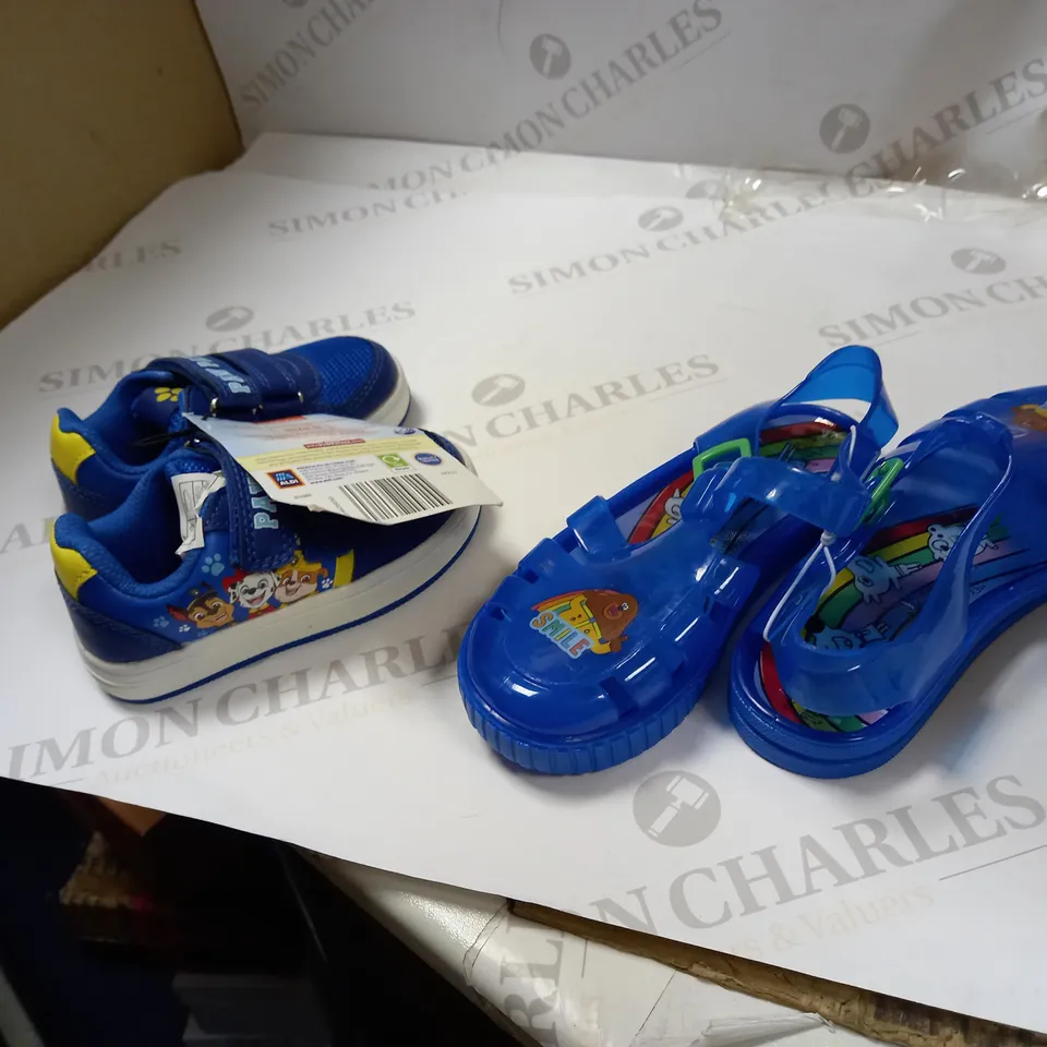 LOT OF 2 KIDS FOOTWEAR BLUE SIZE: 22-10