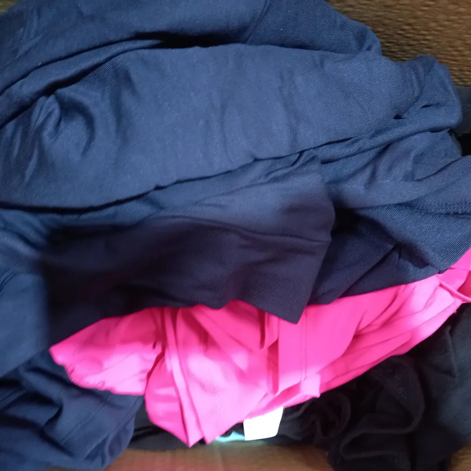 BOX OF APPROXIMATELY 10 ASSORTED CLOTHING ITEMS IN VARIOUS STYLES AND SIZES TO INCLUDE NINA LEONARD, KIM & CO, ETC