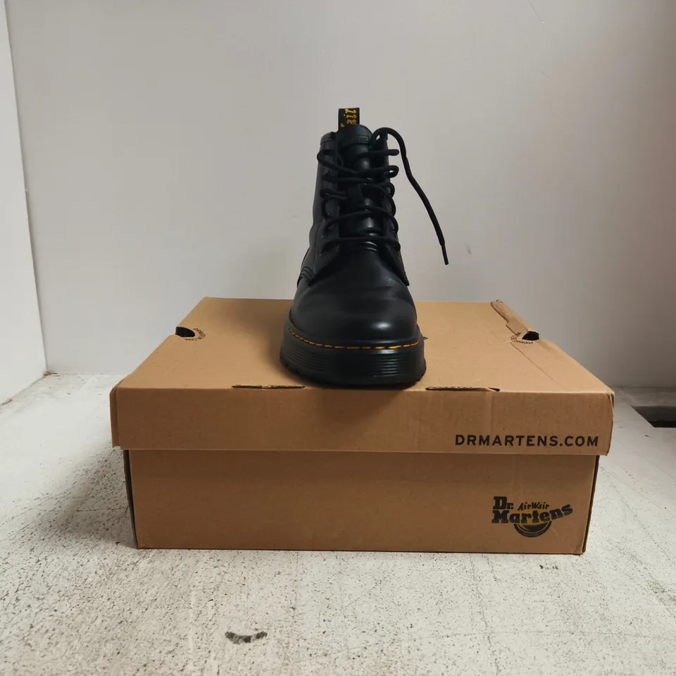 BOXED PAIR OF DR MARTENS BROOKLINE CHUKKA BOOTS IN BLACK SIZE UK 9