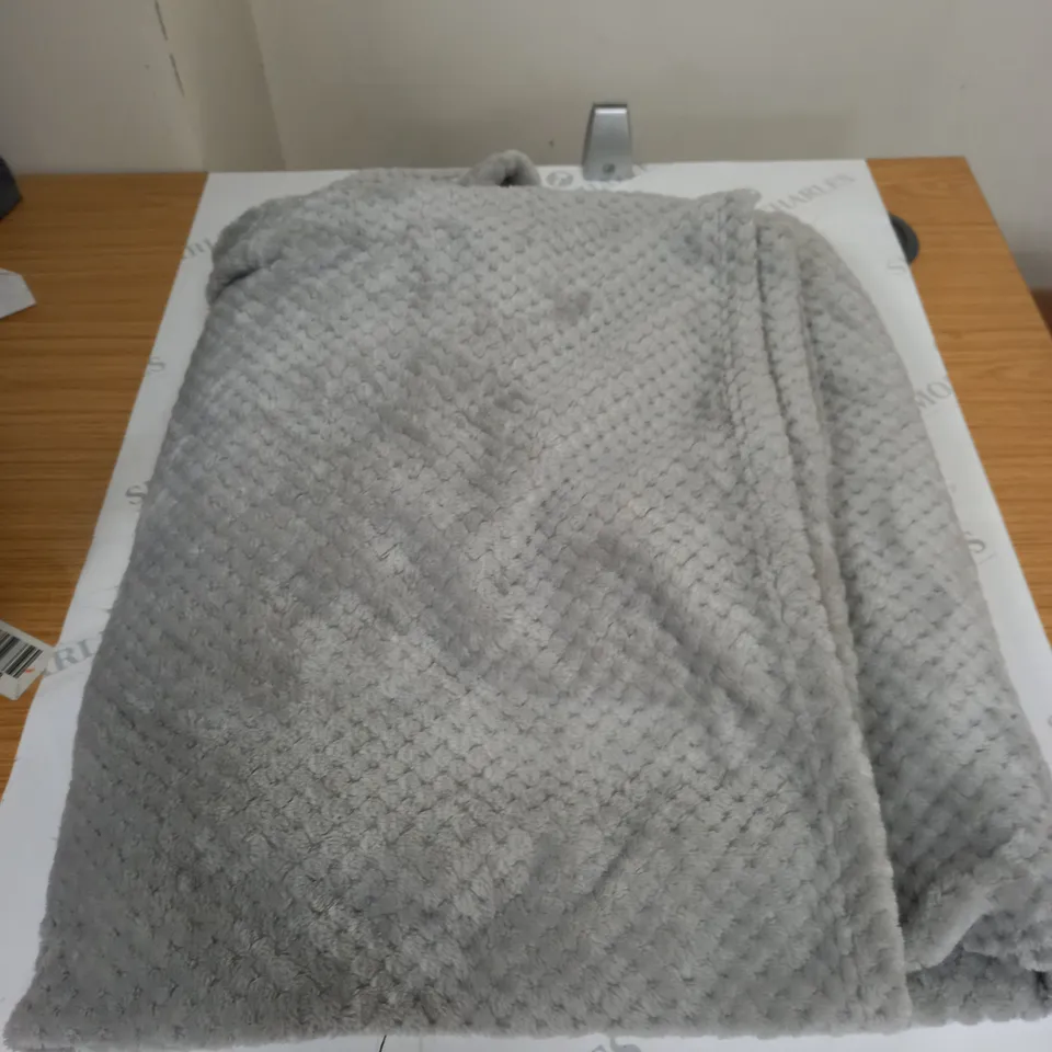 BOX OF APPROXIMATELY 20 ASSORTED THROWS AND BLANKETS