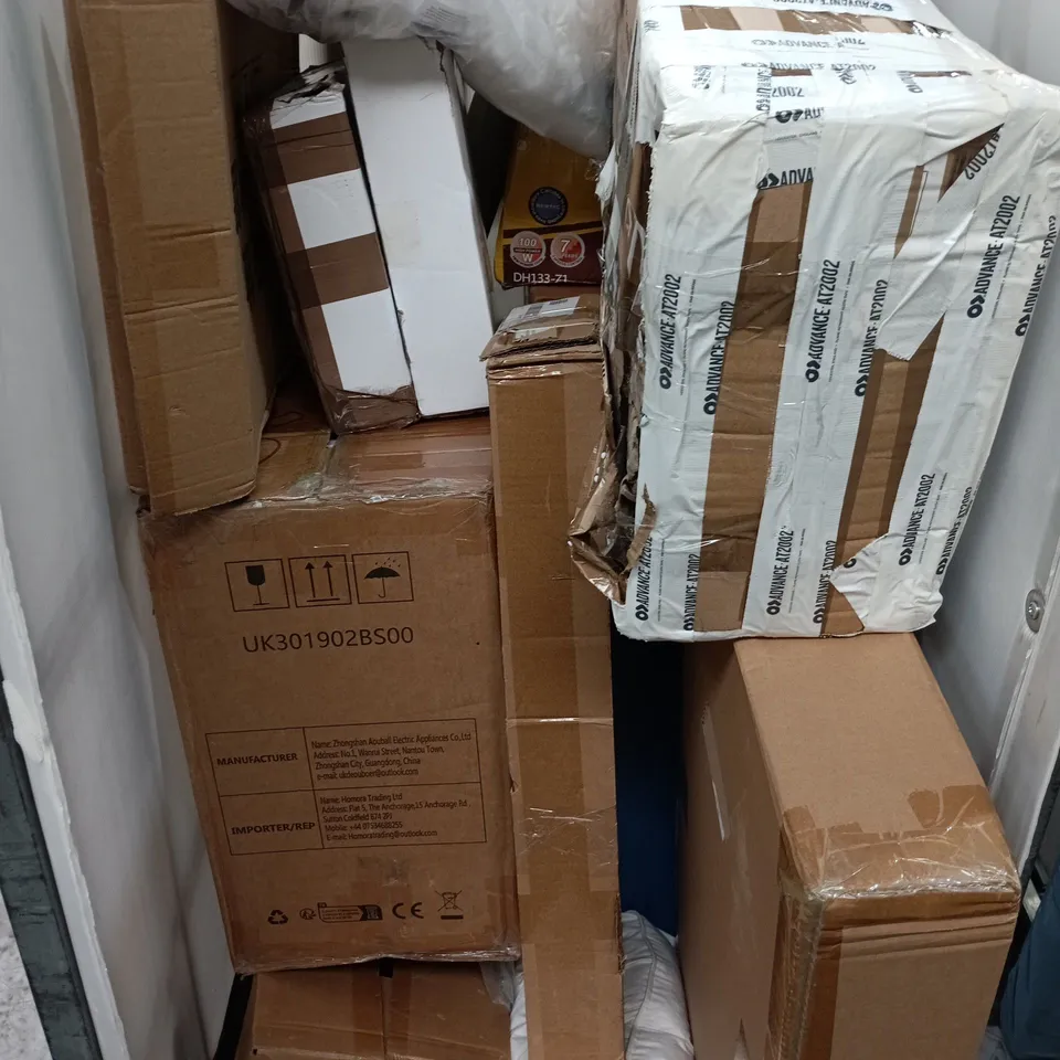 APPROXIMATELY 10 ASSORTED HOUSEHOLD PRODUCTS TO INCLUDE ELECTRIC MIXER, CUSHIONS, PILLOW ETC - COLLECTION ONLY