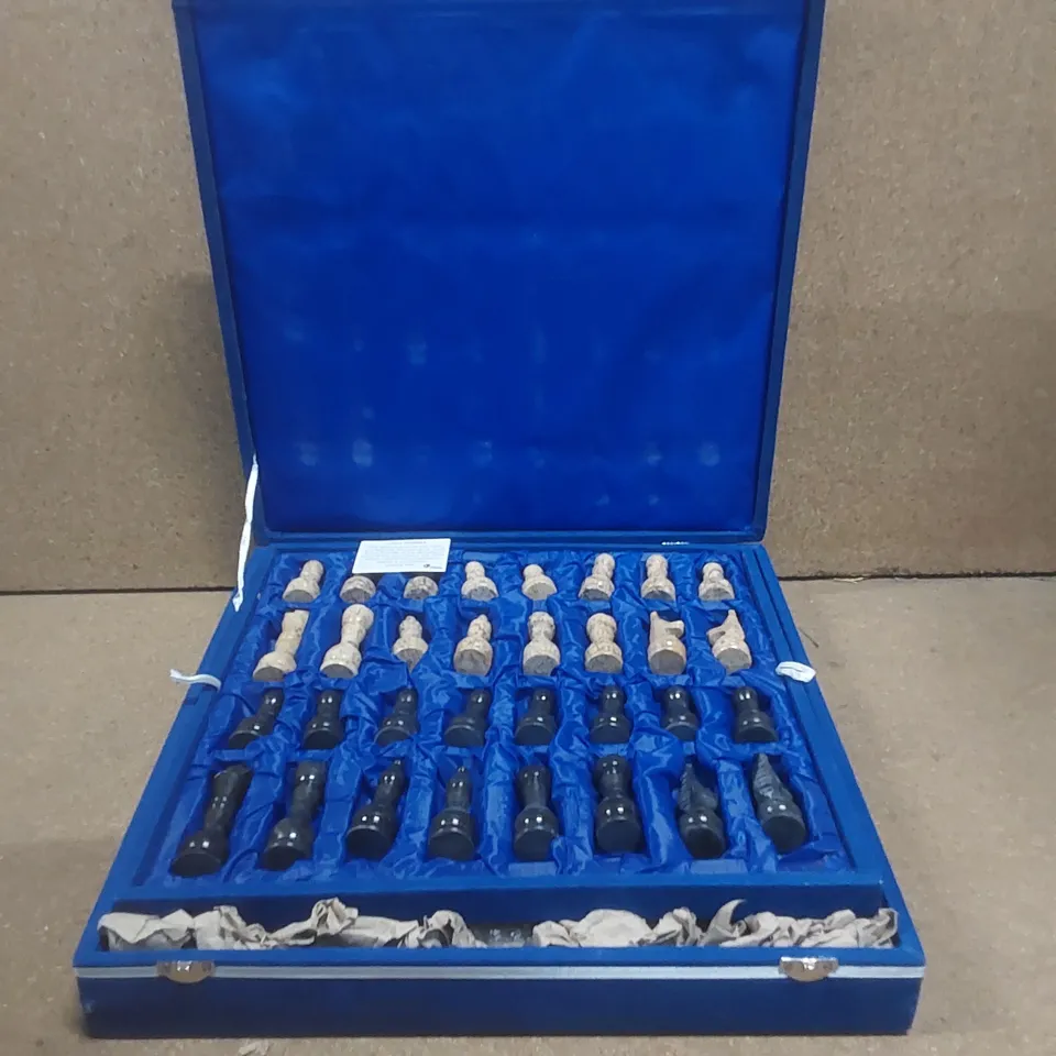 DESIGNER CHESS SET IN CASE