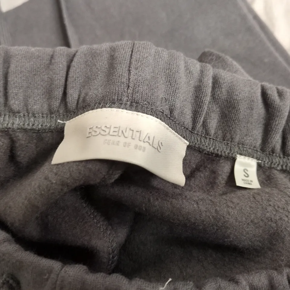FEAR OF GOD ESSENTIALS SWEATPANTS – CHARCOAL GREY – SIZE S