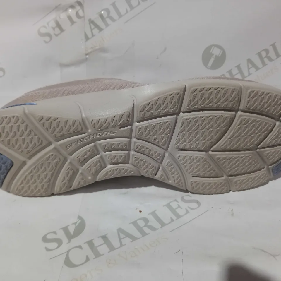 BOXED PAIR OF SKECHERS TRAINERS IN MUTED PINK UK SIZE 4