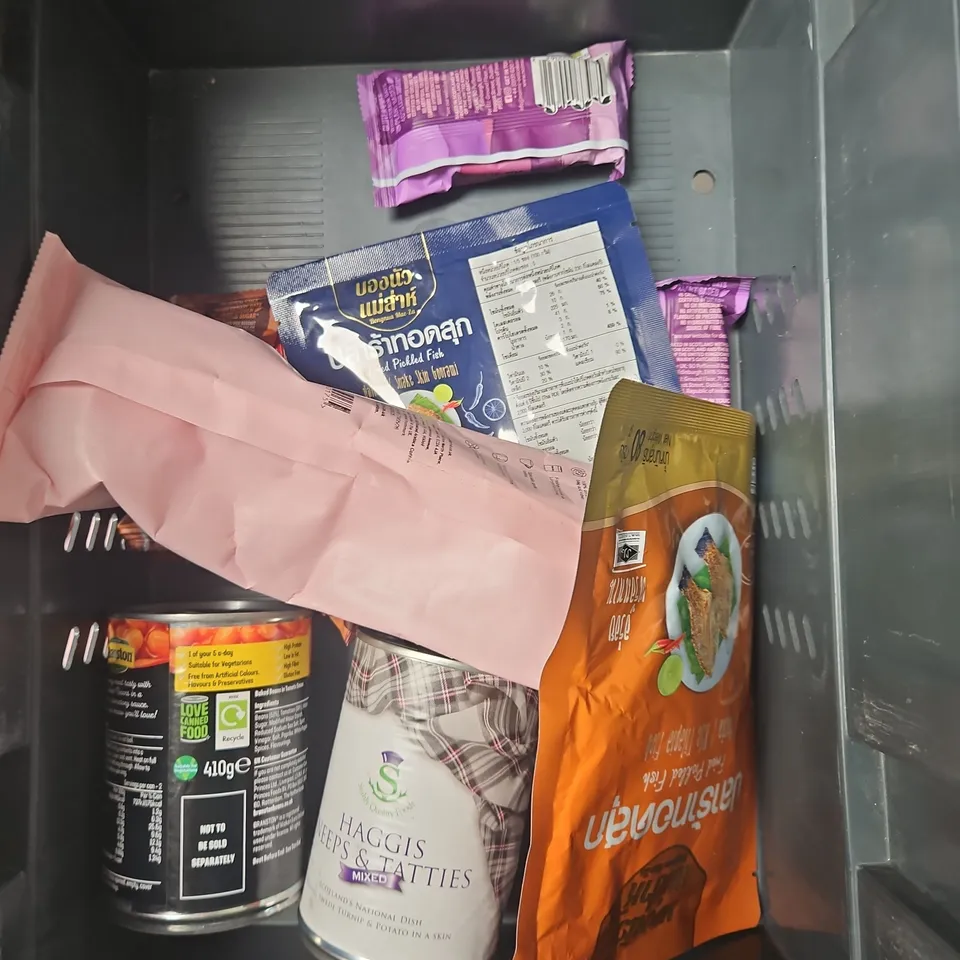 APPROXIMATELY 15 ASSORTED FOOD ITEMS TO INCLUDE - HOTEL CHOCOLAT DRINKING SELECTION BOX, GRIND DECAF COFFEE PODS, WOGAN DECAFFEINATED COFFEE BEANS, ETC - COLLECTION ONLY