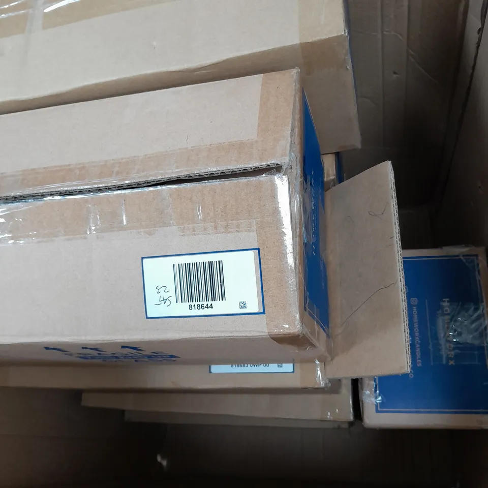 BOX OF APPROX 10 X2 ASSORTED HOMEWORX CANDLES TO INCLIDE HOLIDAY RIBBON CANDY, WINTERBERRY PINE AND EVERGREEN BIRCHWOOD