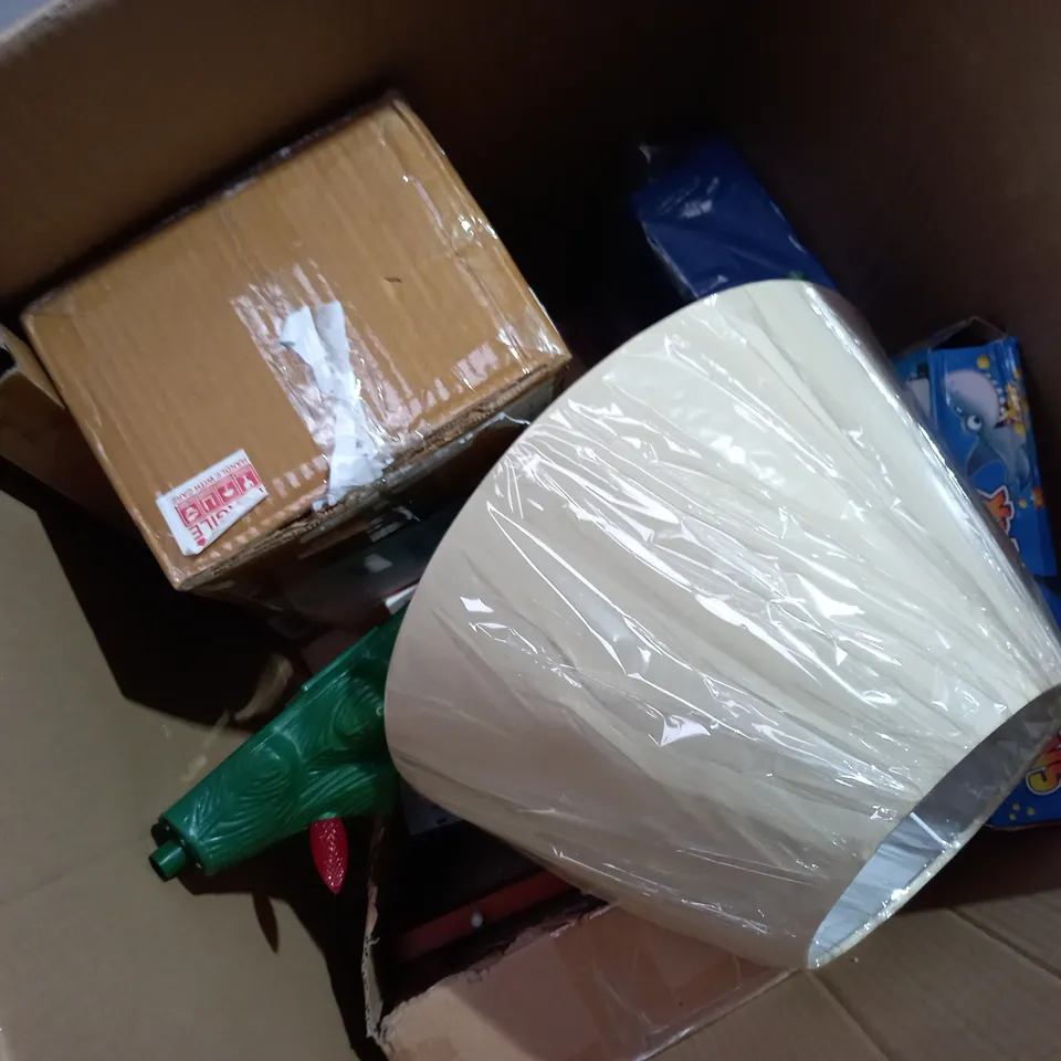 APPROXIMATELY 10 ASSORTED PRODUCTS TO INCLUDE PLASTIC CHRISTMAS LIGHT UP TREE, JUDE BAMBOO EVERYDAY PADS, LAMP SHADE, SNAPPY SHARK FAMILY GAME 