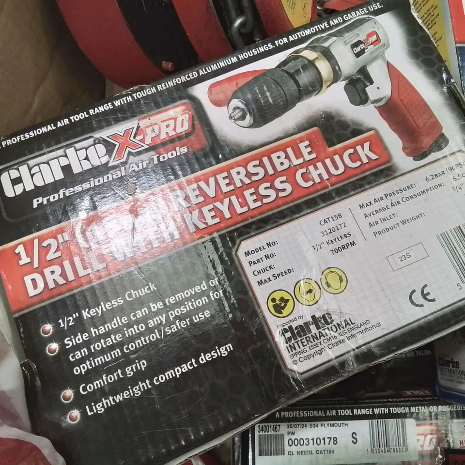 BOX OF VARIOUS TOOLS TO INCLUDE CHAIN BLOCK CHAIN, REVERSIBLE DRILL WITH KEYLESS CHUCK, 2 IN 1 NEEDLE SCALER/ HAMMER CHISEL ETC.