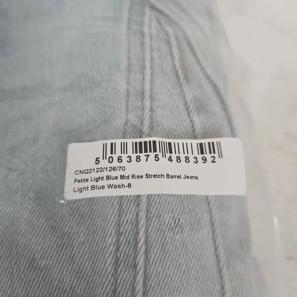 PRETTYLITTLETHING PETITE LIGHT BLUE MID RISE STRETCH BARREL JEANS – UK 8