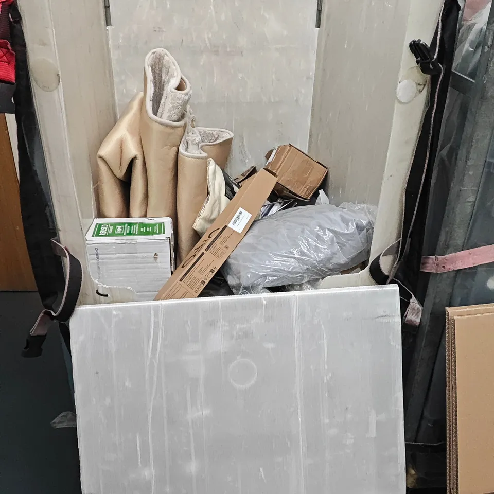 LOT OF APPROXIMATELY 20 ASSORTED HOUSEHOLD ITEMS TO INCLUDE SHOWER SLIDE BAR, RUG, FITTED SHEET AND HANGING LIGHT FITTING 