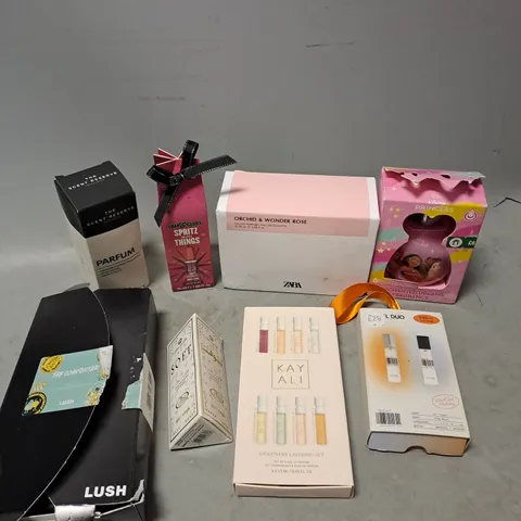 APPROXIMATELY 8 ASSORTED BOXED FRAGRANCES TO INCLUDE - ZARA ORCHID & WONDER ROSE - KAYALI DISCOVERY LAYERING SET - DEDCOOL TRAVEL DUO - ETC