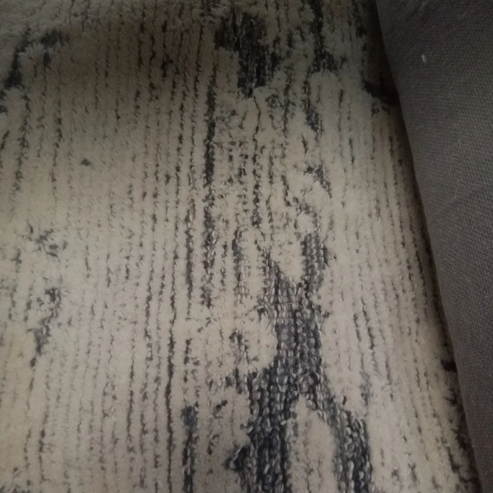 CALVIN KLIEN 5FT 3 IN X 7FT 3 IN RUG  
