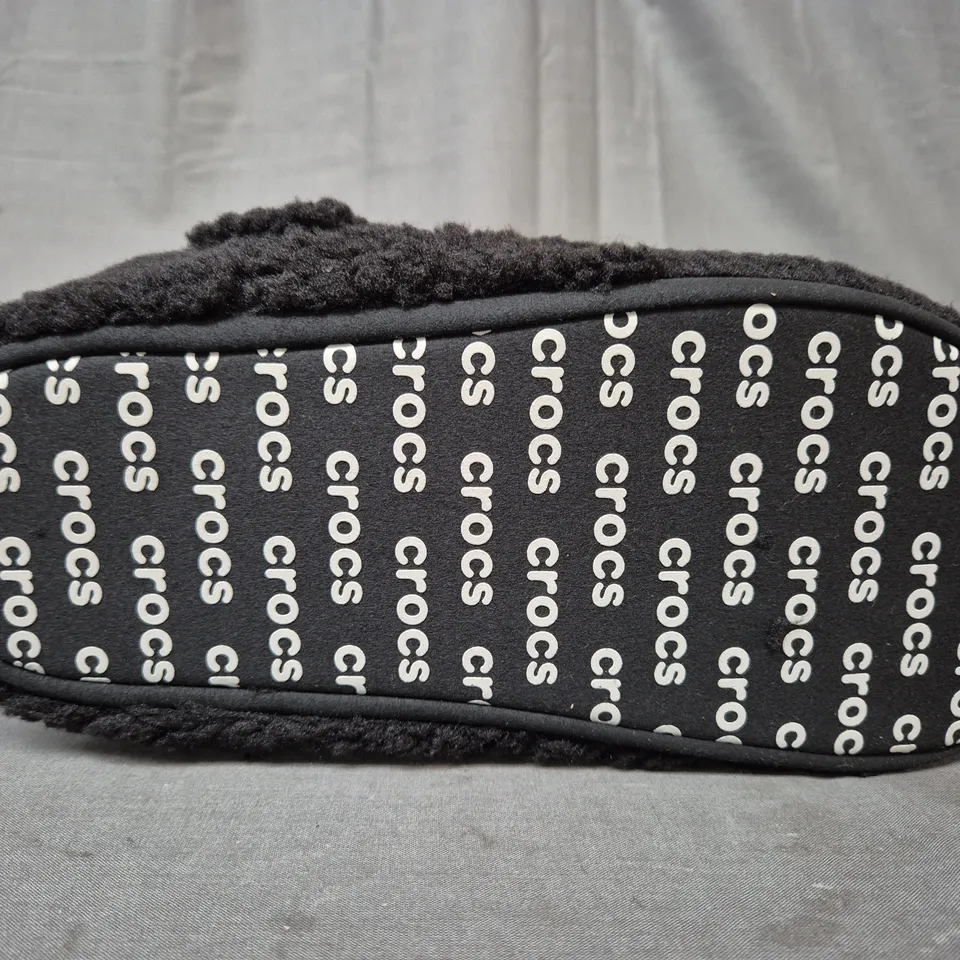 CROCS BLACK CLASSIC COZZY SLIPPER - UK M6 / W7