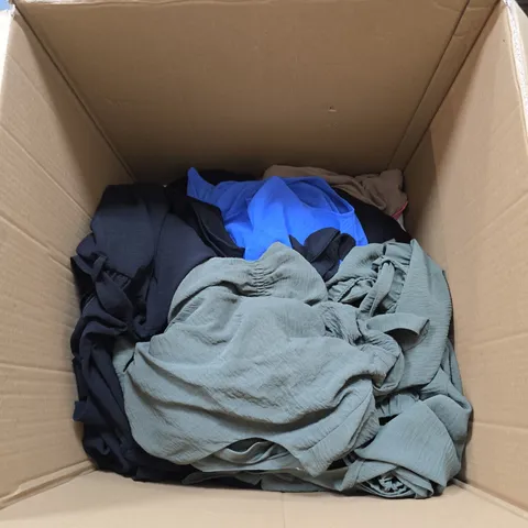 BOX OF APPROXIMATELY 20 ASSORTED CLOTHING ITEMS IN VARIOUS STYLES , COLOURS AND SIZES