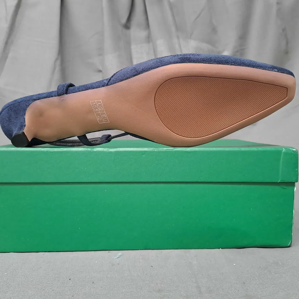 BOXED PAIR OF DESIGNER CLOSED TOE LOW HEEL SHOES IN NAVY EU SIZE 42