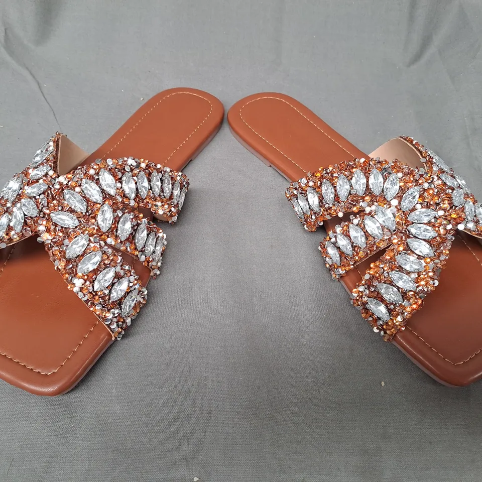 BOXED PAIR OF DESIGNER OPEN TOE SANDALS IN BROWN W. JEWEL EFFECT EU SIZE 39