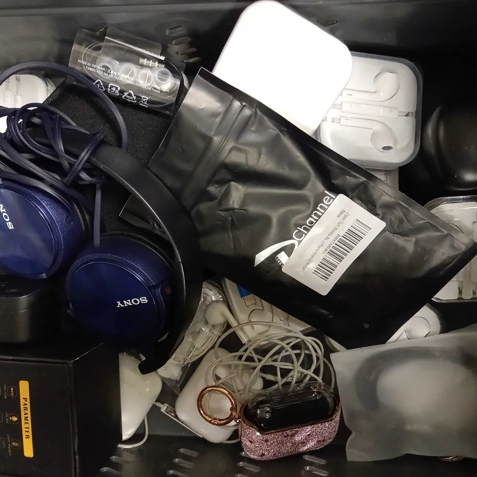 LOT OF APPROXIMATELY 15 HEADPHONES