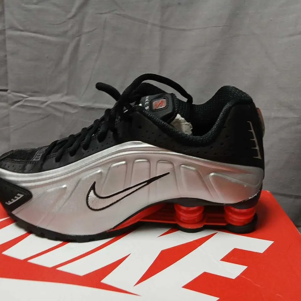 NIKE SHOX R4 BLACK/METALLIC SILVER RUNNING SHOES, UK 5.5 (US 8, EU 39)