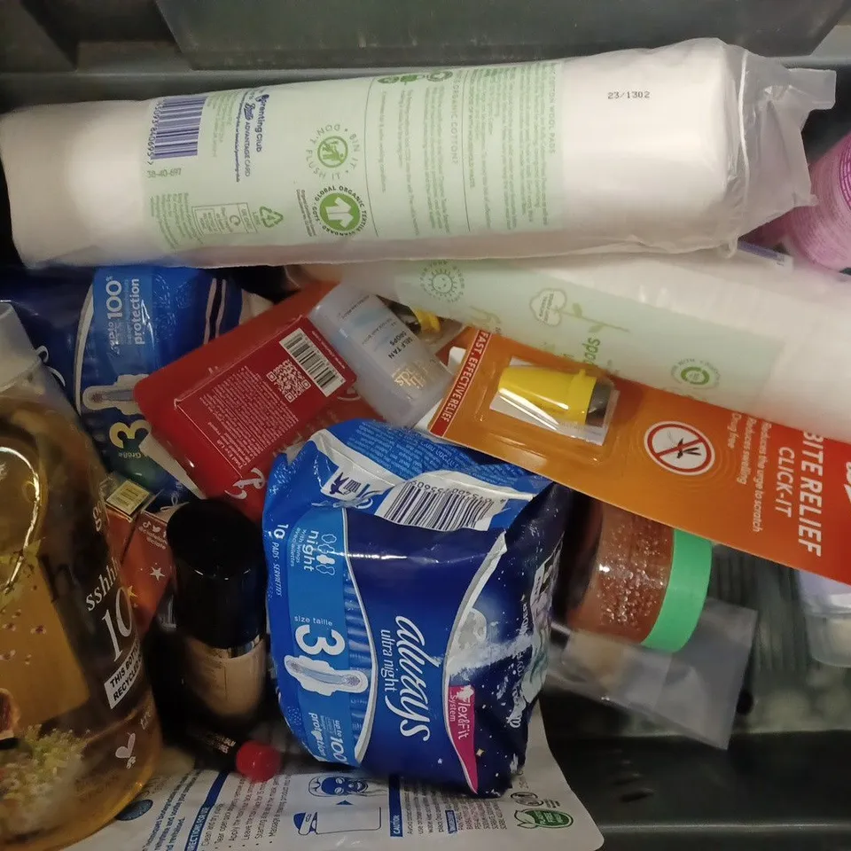 BOX OF APPROX 20 ASSORTED BEAUTY PRODUCTS TO INCLUDE EYLURE 18 HOUR LASH GLUE, BONDI SANDS TANNING MILK, GILLETTE SKINGUARD SENSITIVE, ETC. 