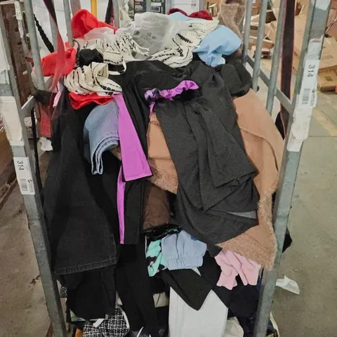 LARGE QUANTITY OF ASSORTED CLOTHING ITEMS TO INCLUDE RALPH LAUREN AND LEVIS