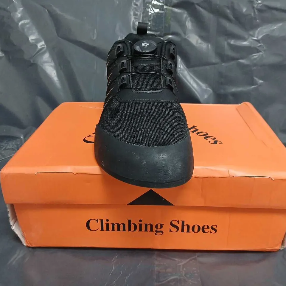 BOXED PAIR OF UNBRANDED CLIMBING SHOES IN BLACK/GOLD SIZE EU 45