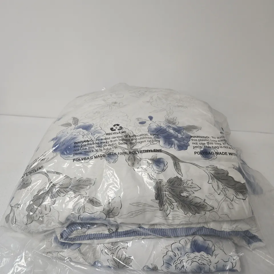 BLUE / GREY FLORAL DESIGN QUILT