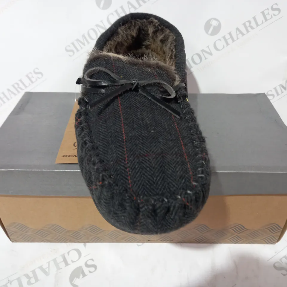 BOXED PAIR OF DUNLOP HERRINGBONE MOCCSASIN SLIPPERS IN BLACK UK SIZE 11