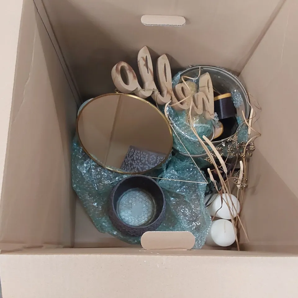 PALLET OF ASSORTED HOMEWARE SHOWROOM DECORATION FURNISHINGS INCLUDING: VASES, SCENTED CANDLES, SMALL MIRROR, CUSHIONS ECT