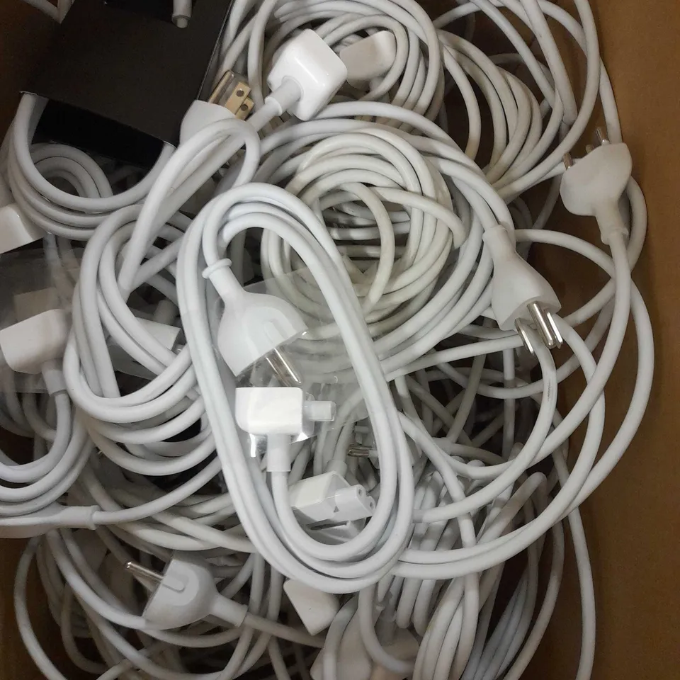 LOT OF APPROX 25 ASSORTED ORIGINAL APPLE SOCKET POWER CABLES 