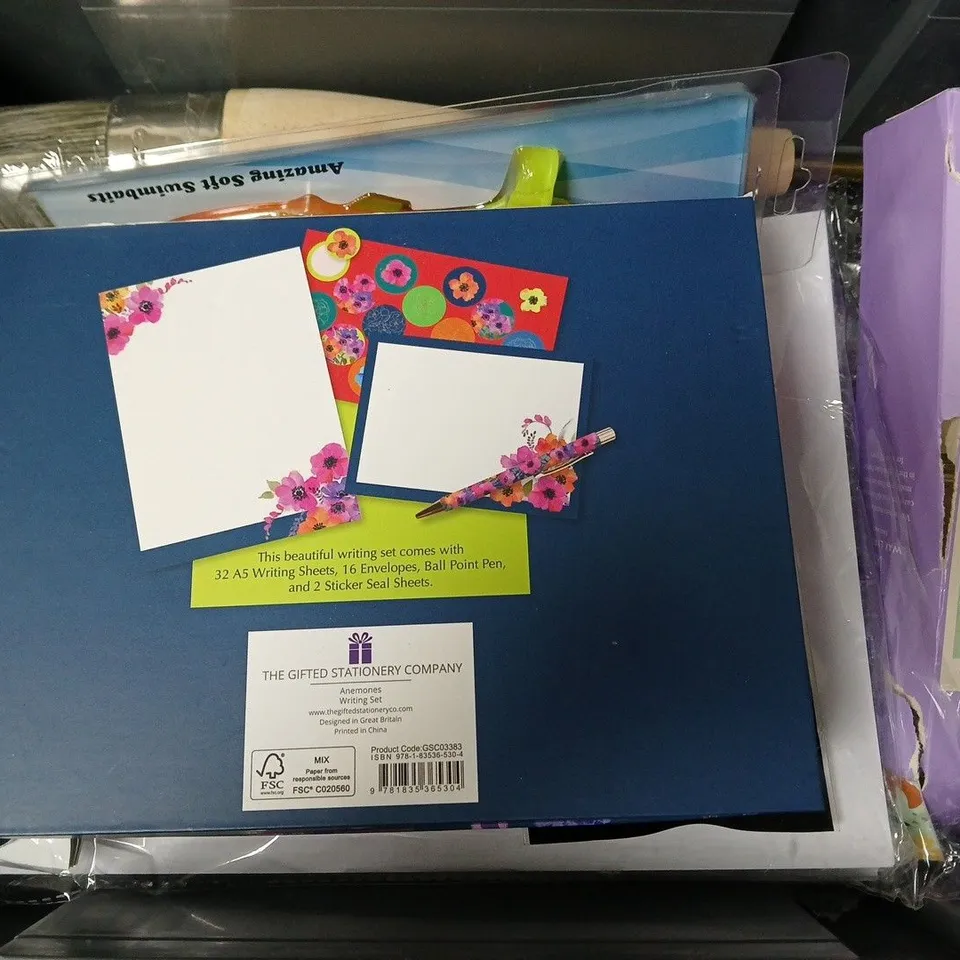 APPROXIMATELY 12 ASSORTED HOUSEHOLD ITEMS TO INCLUDE BOOK LIGHT, BULLFIX HEAVY DUTY HOOKS, BLOO POWER ACTIVE, ETC