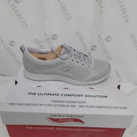 BOXED PAIR OF SKECHERS ARCH FIT TRAINERS IN GREY SIZE 7