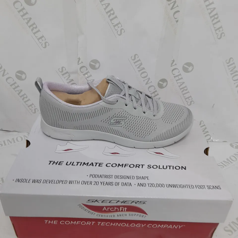BOXED PAIR OF SKECHERS ARCH FIT TRAINERS IN GREY SIZE 7