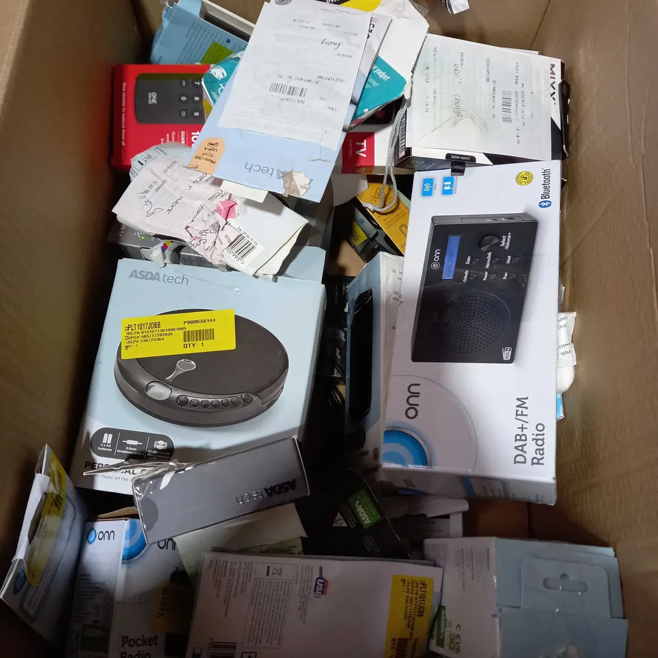 LOT OF APPROXIMATELY 20 ASSORTED ELECTRICAL PRODUCTS TO INCLUDE ONN , JUICE C , ASDA TECH ECT