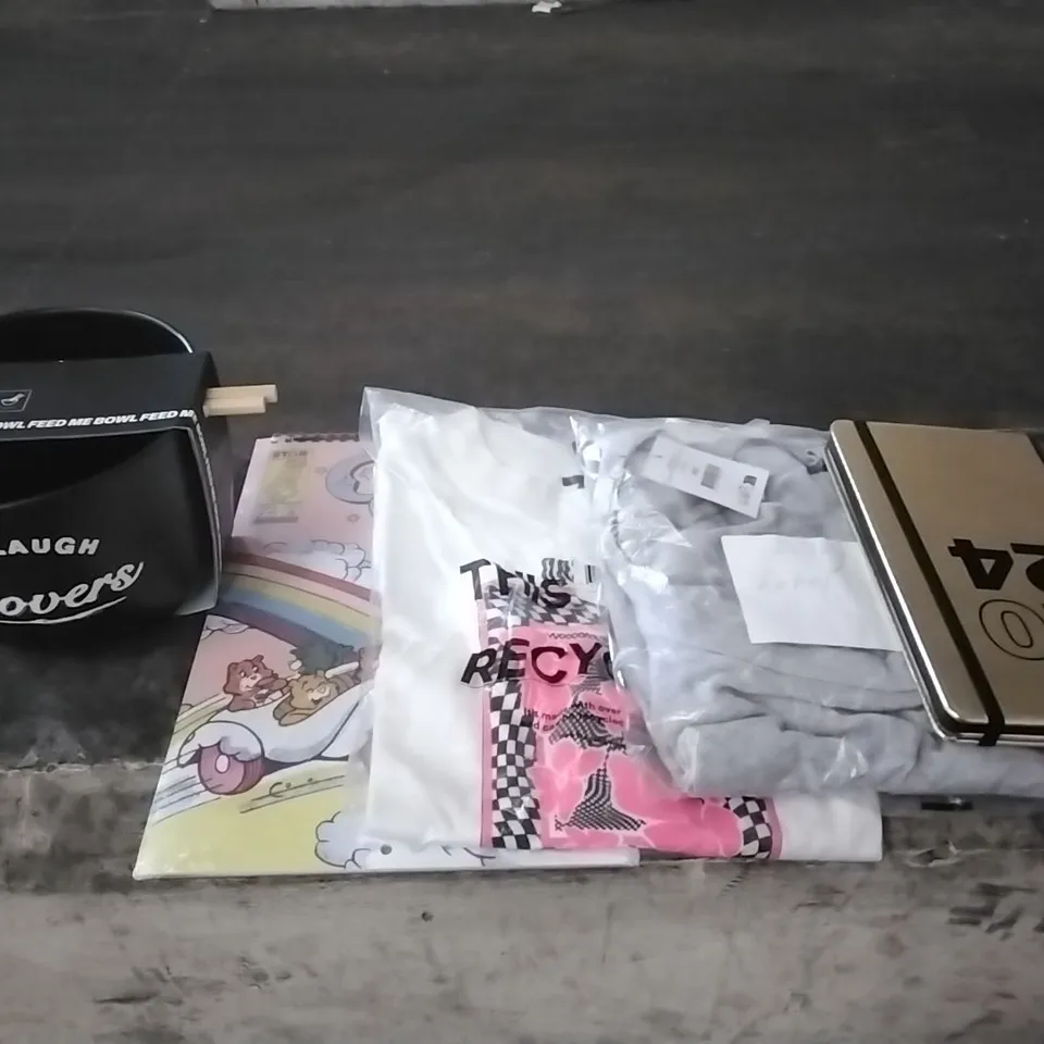 PALLET OF ASSORTED PRODUCTS TO INCLUDE CLOTHING ITEMS, DIARY'S, 2024 CALENDAR'S AND FEED ME BOWLS