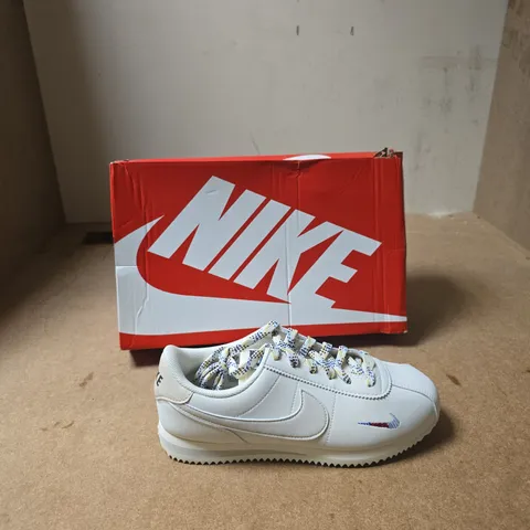 NIKE WHITE SNEAKERS BOXED - SIZE UK 5.5 