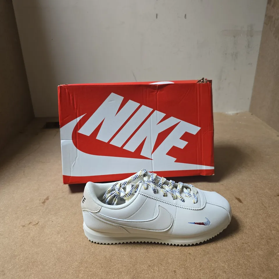 NIKE WHITE SNEAKERS BOXED - SIZE UK 5.5 