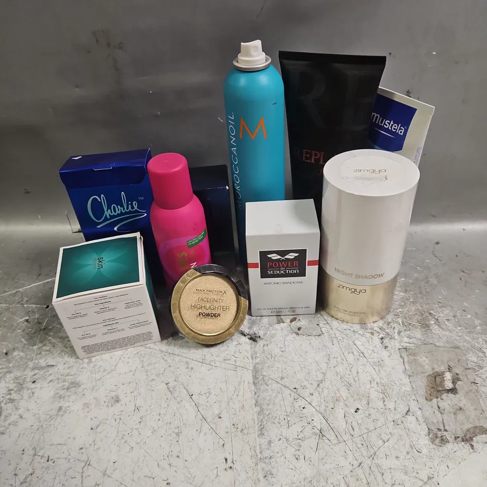BOX OF APPROXIMATELY 15 ASSORTED COSMETIC PRODUCTS TO INCLUDE - SKIN RESEARCH ANTI-AGEING DUO MOISTURISER - MOROCCANOIL LUMINOUS HAIRSPRAY - ANTONIO BANDERAS EAU DE TOILETTE - ETC