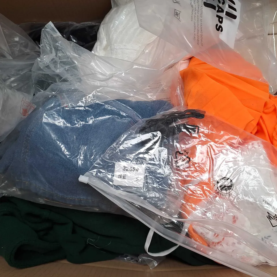 APPROXIMATELY 25 ASSORTED CLOTHING ITEMS IN VARIOUS SIZES TO INCLUDE - HAT , JUMPER , BRA ETC