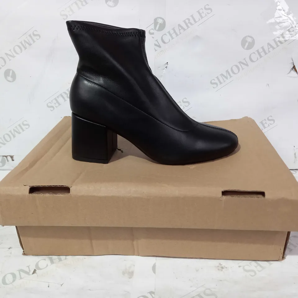 BOXED PAIR OF NEW LOOK BLOCK HEELED BOOTS IN BLACK UK SIZE 3