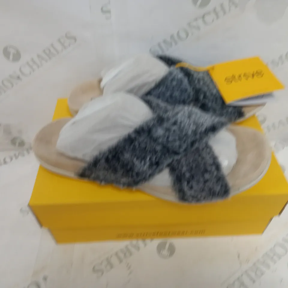 BOXED STRIVE NORA GREY SIZE 6 