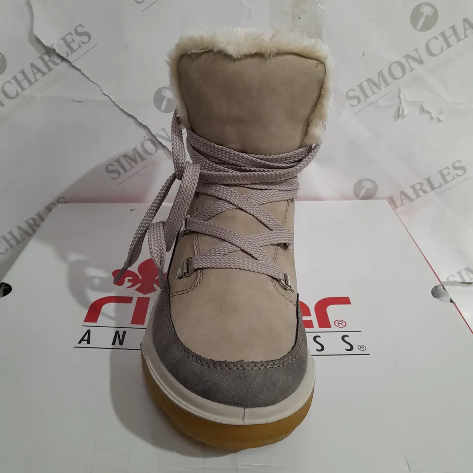 BOXED PAIR OF RIEKER ANTISTRESS WARM HIKING BOOTS SIZE 4 CREAM 
