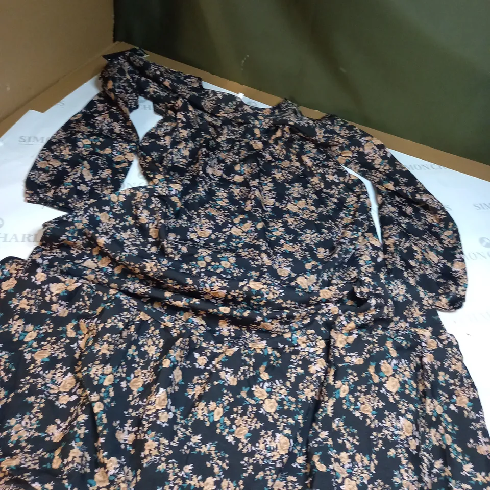MEDIUM FLOWERED DESIGN DRESS 
