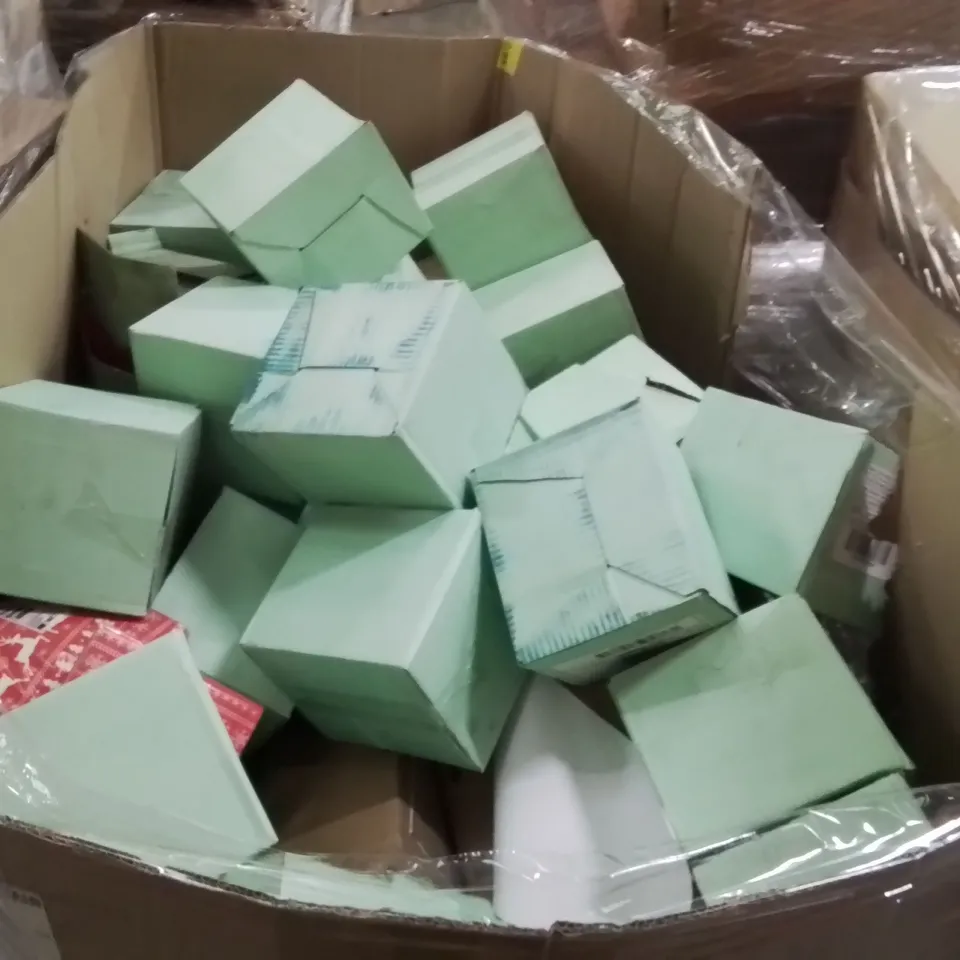 PALLET CONTAINING A LARGE QUANTITY OF SANTA CLAUS NAPKINS 160 NAPKINS PER BOX