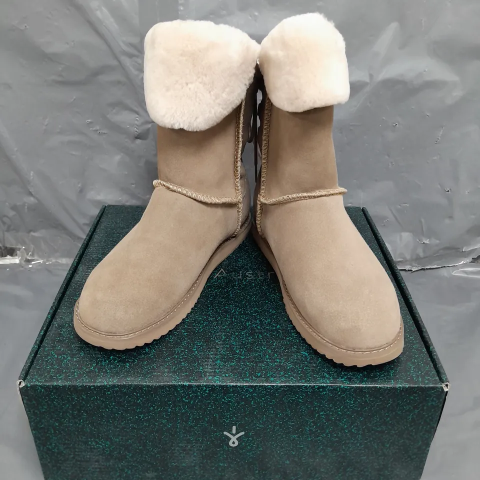 BOXED PAIR OF EMU AUSTRALIA BOOTS IN MUSHROOM SIZE 6