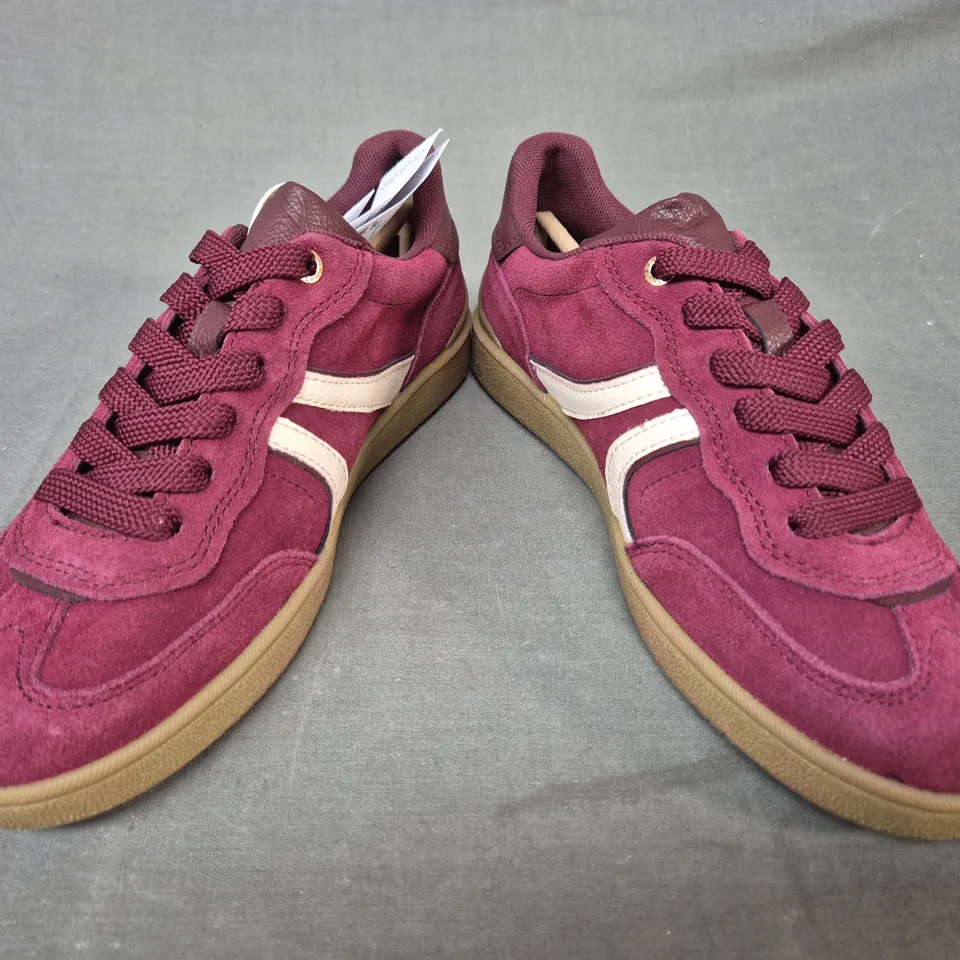 PAIR OF STRADIVARIUS SHOES IN BURGUNDY SIZE UK 5