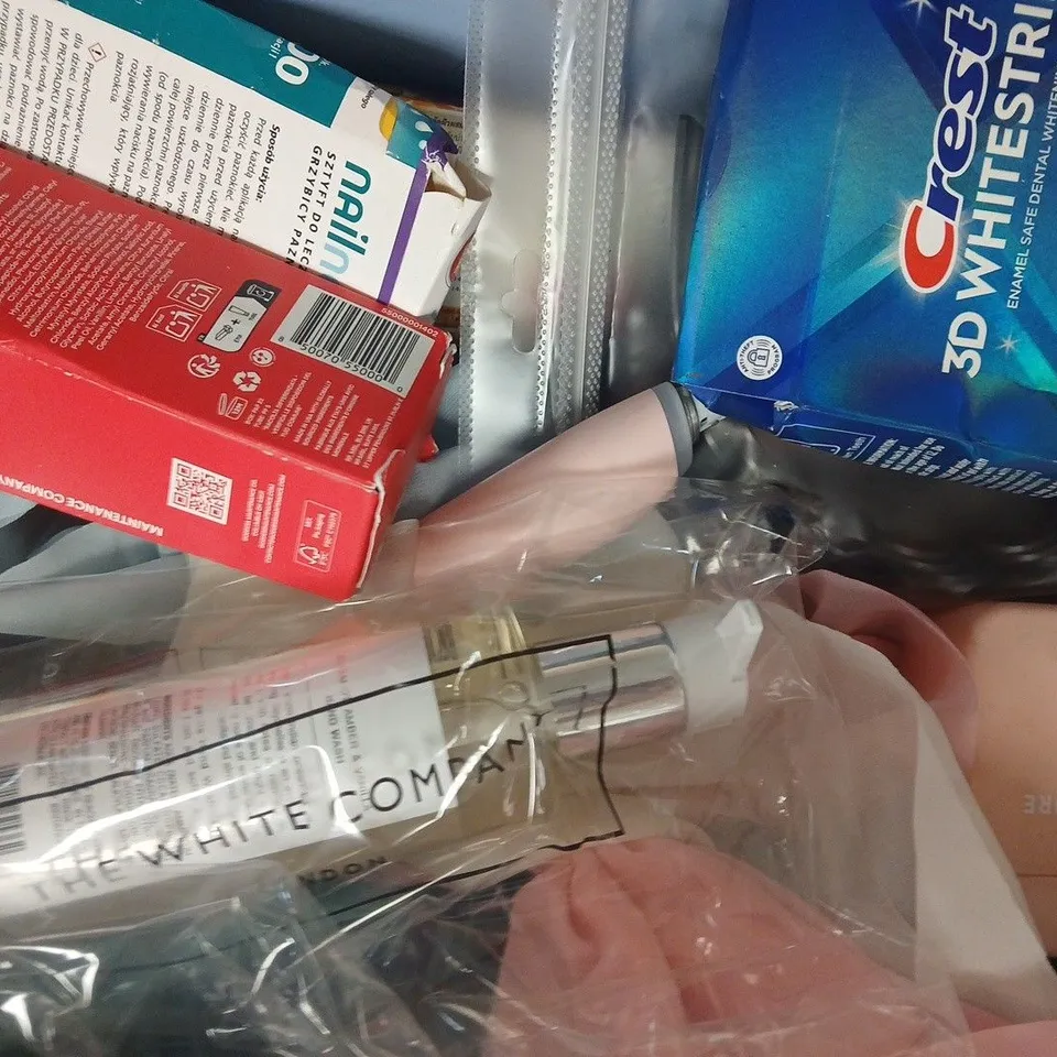 APPROXIMATELY 20 ASSORTED COSMETIC ITEMS INCLUDING VARIOUS MAKES AND BRANDS - COLLECTION ONLY