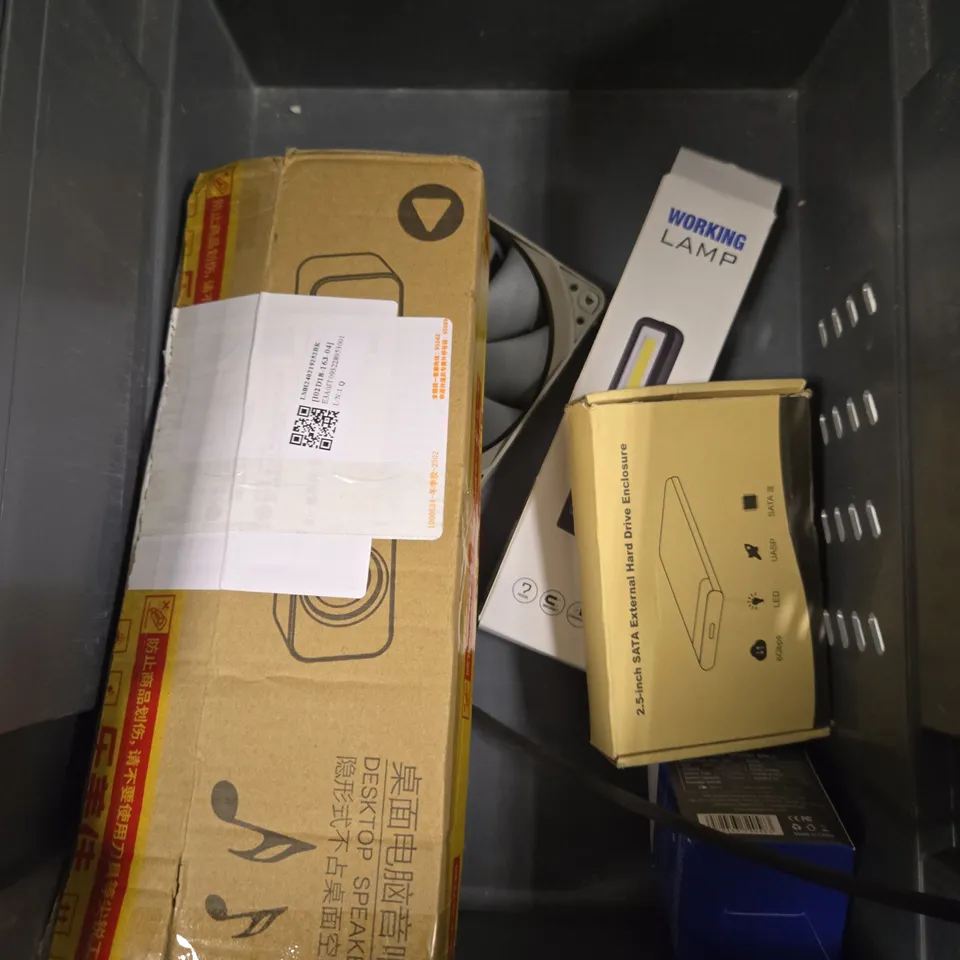 APPROXIMATELY 10 ASSORTED ELECTRICAL PRODUCTS TO INCLUDE CO ALARM, MINI FLASHLIGHT, PULSE OXIMETER ETC 